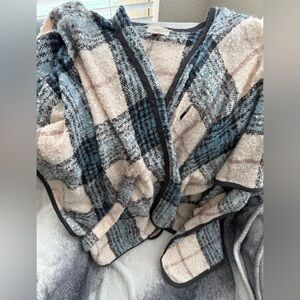 Women’s Loft shall with waist tie. OS